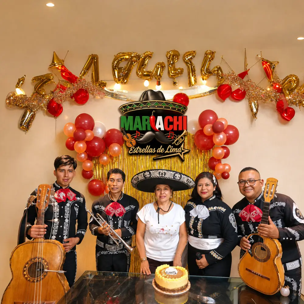 Los músicos con una cumpleañera y su torta bajo el logo del grupo