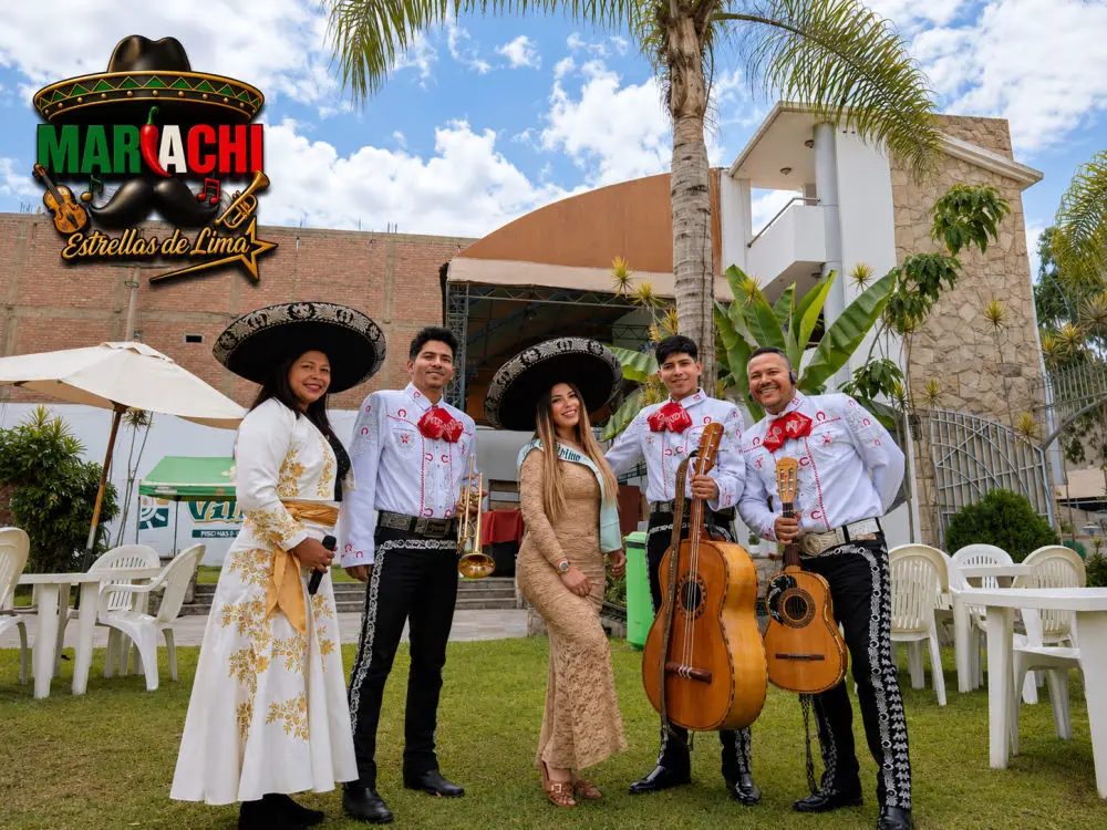 Serenata sorpresa con la familia reunida alrededor de la torta