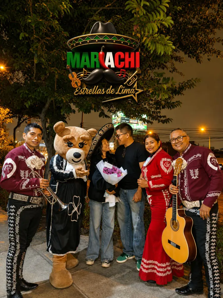 Serenata sorpresa nocturna con oso gigante, ramo de rosas y el mariachi completo